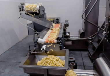 Modern bir fabrikada abur cubur ve cips paketlemek için konveyör hattı