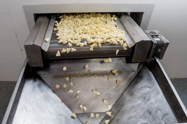Modern bir fabrikada atıştırmalık ve cips taşıma hattı.