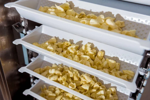 Förderband zum Verpacken von Snacks und Chips in einer modernen Fabrik — Stockfoto
