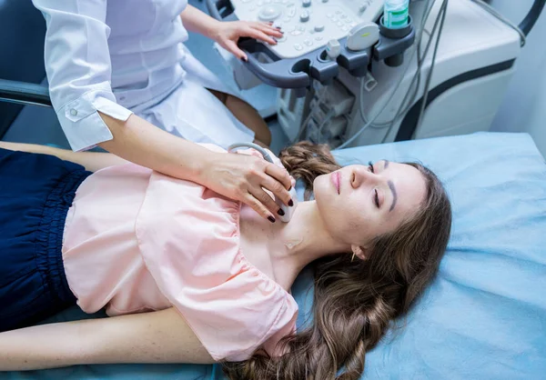 Médico usando ultra-som máquina de digitalização para examinar uma tireóide da mulher — Fotografia de Stock
