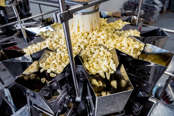 Vertical multi-head weigher packaging machine snacks and chips in a factory — Stock Photo, Image