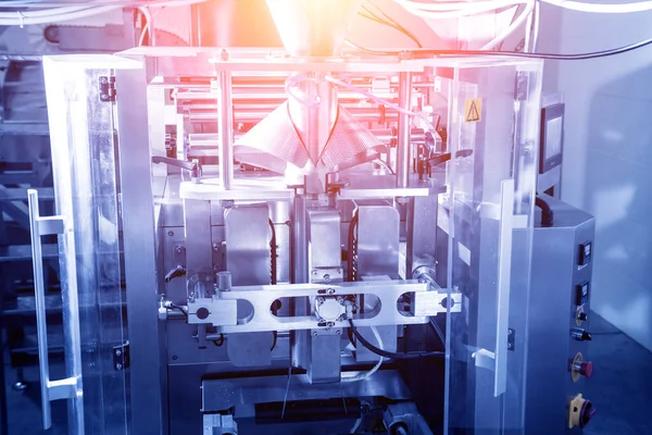 Máquina de embalagem de pesagem vertical multi-cabeça lanches e chips em uma fábrica — Fotografia de Stock