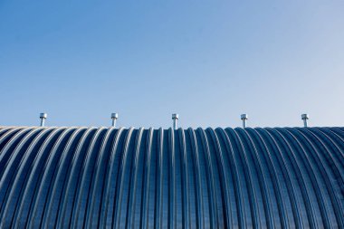 Endüstriyel metal bir çatının yüzeyi. Soyut arkaplan