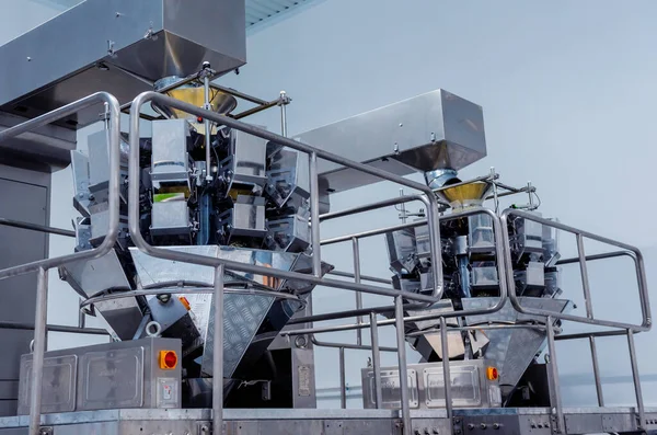 Machine d'emballage verticale multi-têtes snacks et chips dans une usine — Photo