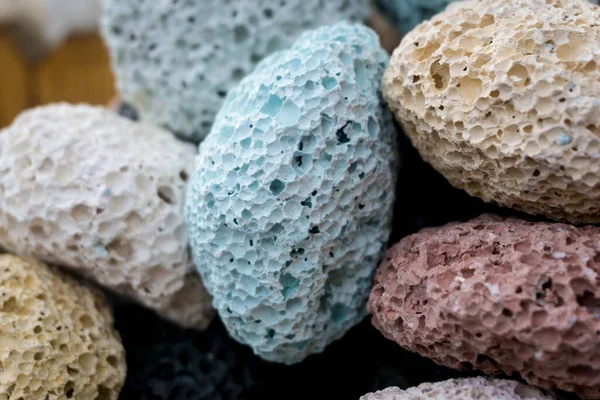 발을 돌보기 위한 색깔있는 부석 조각 — 스톡 사진