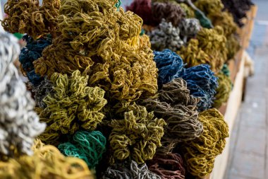 Dekoratif toplara dönüşmüş renkli kurutulmuş yosun.