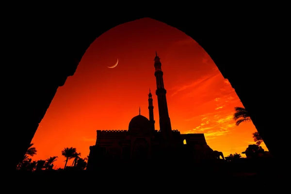 Красивая большая исламская мечеть на фоне заката солнца — стоковое фото