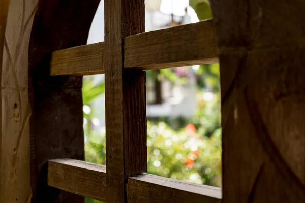 Güzel tropikal bahçede eski ahşap kapılar — Stok fotoğraf