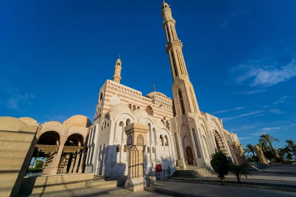 Mooie grote islamitische moskee aan de hemel achtergrond — Stockfoto