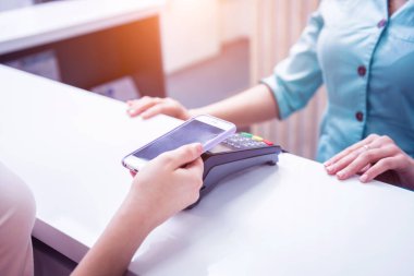 Modern NFC teknolojisi ile mobil ödeme kavramı