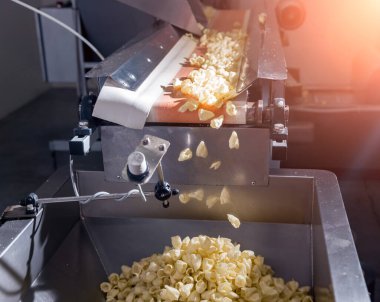 Modern bir fabrikada atıştırmalık ve cips taşıma hattı.