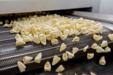 Modern bir fabrikada atıştırmalık ve cips taşıma hattı.