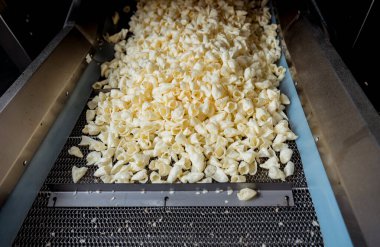 Modern bir fabrikada atıştırmalık ve cips taşıma hattı.