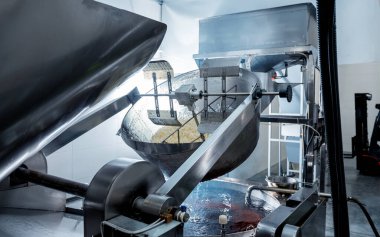 Modern bir fabrikada atıştırmalık ve cips taşıma hattı.