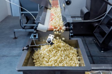 Modern bir fabrikada abur cubur ve cips paketlemek için konveyör hattı