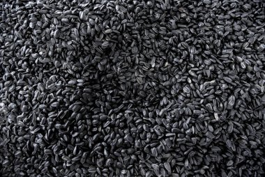 Modern fabrikada kavrulmuş ayçekirdeği ekipmanı.