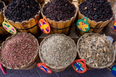 Piyasadaki ahşap sepetlerde doğal kuru bitkisel çaylar