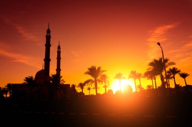 Gün batımında gökyüzü arka planında güzel büyük bir İslam camisi.