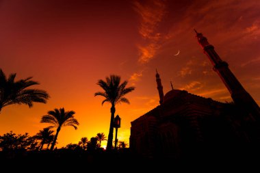 Gün batımında gökyüzü arka planında güzel büyük bir İslam camisi.