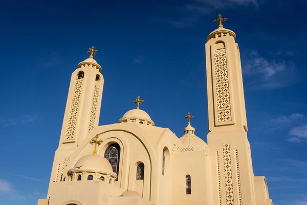 Openbare kathedraal koptische Egyptische kerk aan de hemel achtergrond — Stockfoto