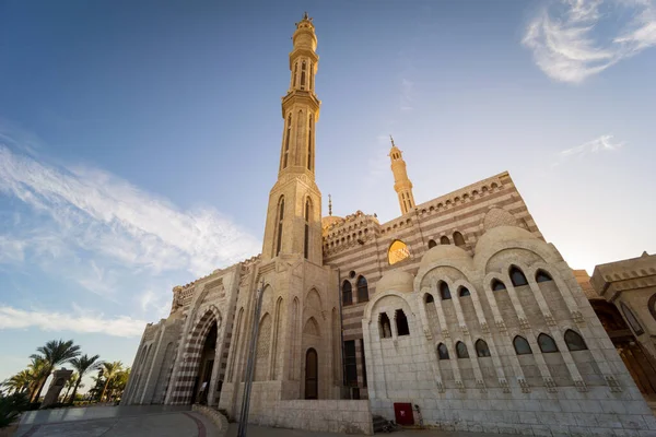 Mooie grote islamitische moskee aan de hemel achtergrond — Stockfoto