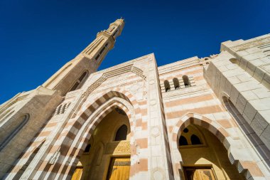 Gökyüzü arka planında güzel büyük bir İslam camisi