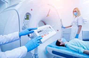 Radyolog, bilgisayarlı tomografi odasında bir kadın hasta ile birlikte.