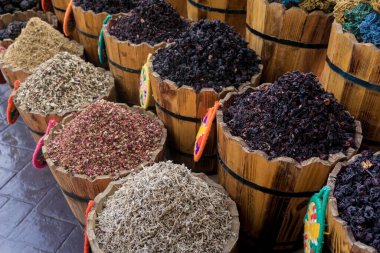 Piyasadaki ahşap sepetlerde doğal kuru bitkisel çaylar