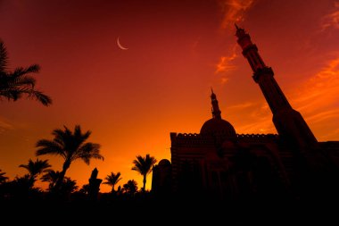 Gün batımında gökyüzü arka planında güzel büyük bir İslam camisi.