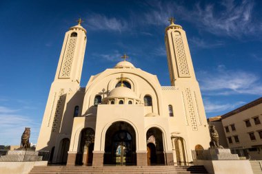 Gökyüzü arka planında kamusal katedral, Coptic Mısır kilisesi