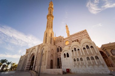 Gökyüzü arka planında güzel büyük bir İslam camisi