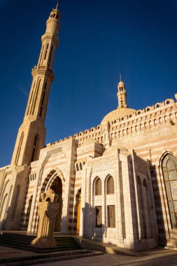 Gökyüzü arka planında güzel büyük bir İslam camisi