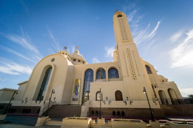 Gökyüzü arka planında kamusal katedral, Coptic Mısır kilisesi