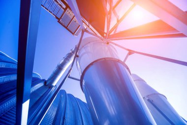 Endüstriyel metalik yapı açık gökyüzü ile arka planda