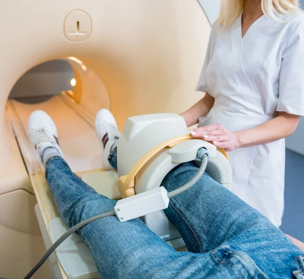 Radiologista prepara o paciente para um exame de joelho MRI — Fotografia de Stock