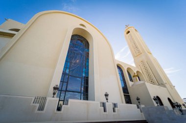 Gökyüzü arka planında kamusal katedral, Coptic Mısır kilisesi