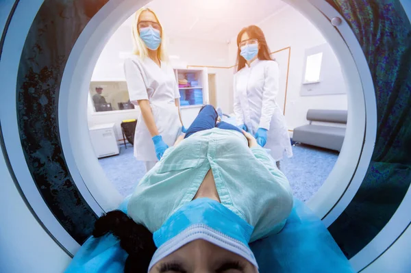 Radiologista com paciente do sexo feminino na sala de tomografia computadorizada — Fotografia de Stock