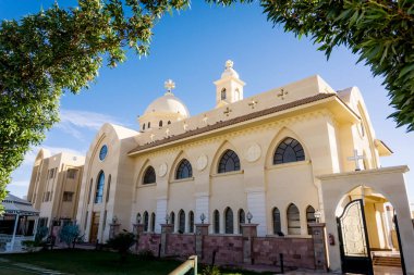 Gökyüzü arka planında kamusal katedral, Coptic Mısır kilisesi