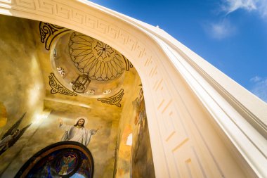 Gökyüzü arka planında kamusal katedral, Coptic Mısır kilisesi