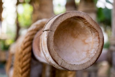 Bambu direkleri kalın bir iple bağlanmış.