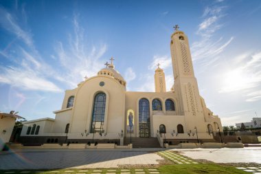 Gökyüzü arka planında kamusal katedral, Coptic Mısır kilisesi