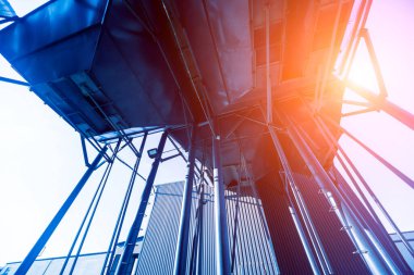 Endüstriyel metalik yapı açık gökyüzü ile arka planda