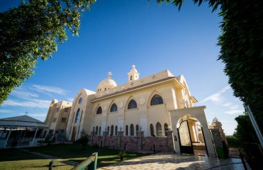 Gökyüzü arka planında kamusal katedral, Coptic Mısır kilisesi