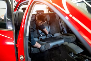 Araba servisi çalışanı arabanın içini sökmüş.