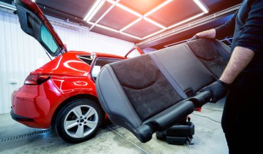 Araba servisi çalışanı arabanın içini sökmüş.