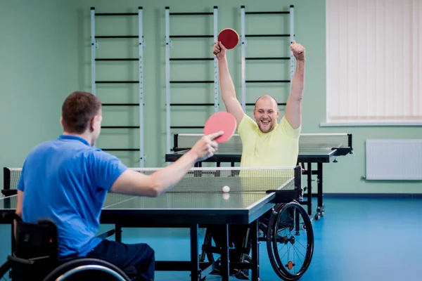 Erwachsene behinderte Männer im Rollstuhl spielen Tischtennis — Stockfoto