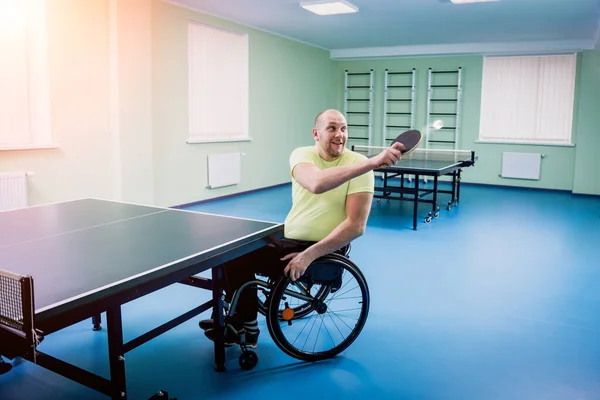 Adult disabled men in a wheelchair playing table tennis — Stock Photo, Image