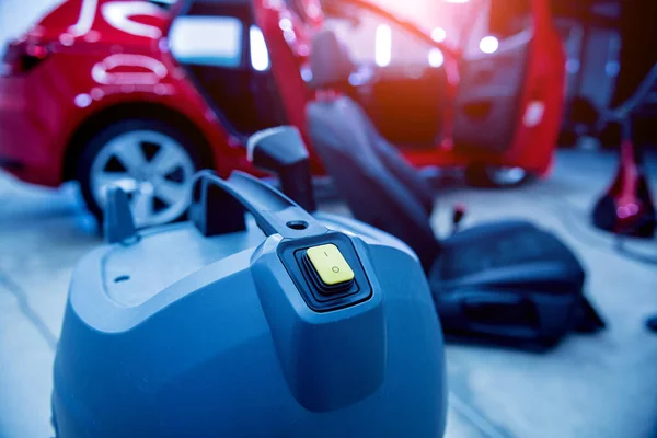 Καθίσματα αυτοκινήτου καθαρισμού εργαζομένων αυτοκινήτων με ηλεκτρική σκούπα. — Φωτογραφία Αρχείου