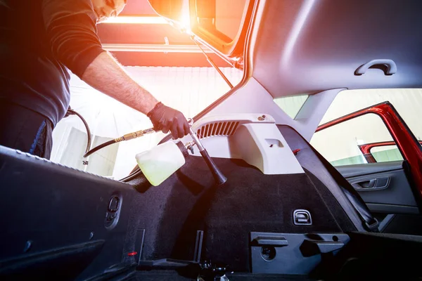 Un trabajador de servicios de automóviles limpia el interior con un generador de espuma especial —  Fotos de Stock