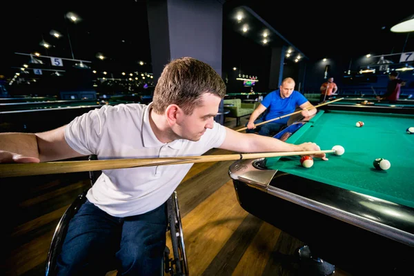 Erwachsene Männer mit Behinderungen im Rollstuhl spielen Billard im Club — Stockfoto